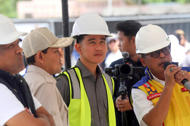 Wakil Presiden Gibran Rakabuming Raka mendengar penjelasan dari petugas Kementerian PU terkait pembangunan jembatan Teupin Mane saat kunjungan kerjanya (kunker) ke Kabupaten Bireuen, Aceh, Kamis (6/8/2026). Foto: Rahmad/ANTARA FOTO