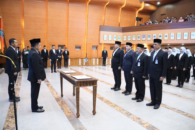 Mendagri Tito Karnavian lantik sejumlah pejabat di lingkungan Kemendagri termasuk penyerahan SK Plt. Irjen dan Plt. Kepala BPSDM di Jakarta, Kamis (6/8/2026). Foto: Kemendagri RI
