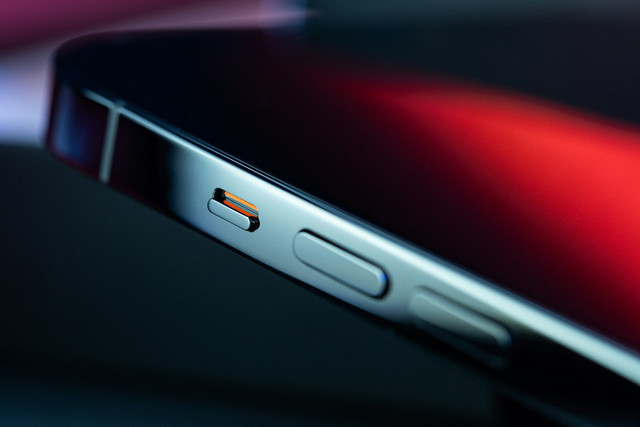 Ilustrasi cara menghidupkan HP yang mati total tanpa tombol power dan volume. Foto: Unsplash.