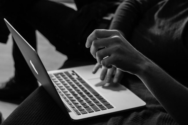 Ilustrasi sign out artinya apa? Foto: Unsplash