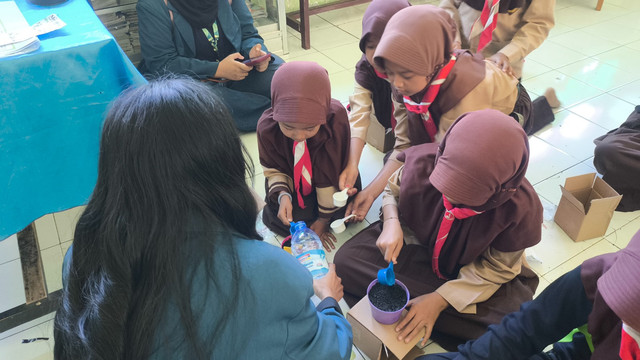 Menanam bersama siswa-siswi di SDN 4 Lubawang (Foto: Tim BBK 8 Lubawang 2)