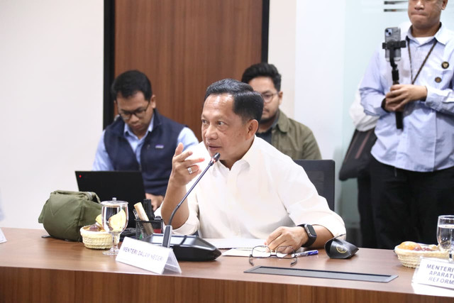 Menko Bidang Pangan Zulkifli Hasan bersama Mendagri Tito Karnavian pimpin Rakortas Program Makan Bergizi Gratis (MBG) yang prioritaskan wilayah 3T dan kelompok sasaran prioritas, Kamis (6/8/2026).  Foto: Dok. Kemendagri
