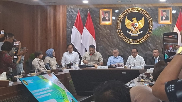 Menko Pangan Zulkifli Hasan bersama Kepala BGN Sudaryono dalam Rakortas perbaikan tata kelola MBG di Ruang Rapat Utaka Kemenko Bidang Pangan, Jakarta Pusat, Kamis (6/8/2026). Foto: Pradya Tirta/kumparan