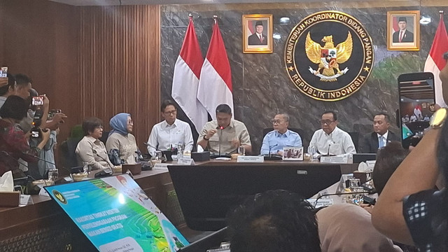 Menko Pangan Zulkifli Hasan bersama Kepala BGN Sudaryono dalam Rakortas perbaikan tata kelola MBG di Ruang Rapat Utaka Kemenko Bidang Pangan, Jakarta Pusat, Kamis (6/8/2026). Foto: Pradya Tirta/kumparan