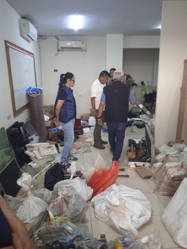 Penampakan 995 senjata api dan amunisi ditemukan di ruangan kepala yayasan sekolah di Jakarta Selatan pada Jumat (10/7/2026). Foto: Dok. Istimewa