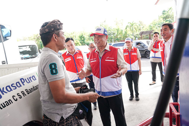Komisaris Utama Pertamina Patra Niaga, Sabar Yudo Suroso, bersama Komisaris Pertamina Patra Niaga, Wanti Waranei F. Mamahit, melakukan Management Walkthrough (MWT) dengan meninjau Fuel Terminal (FT) Sanggaran dan SPBU Pertamina di Bandara Internasional I Gusti Ngurah Rai. Foto: PPN