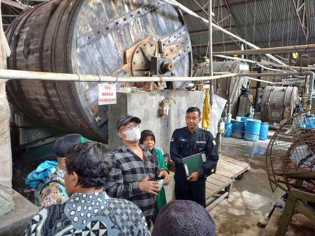Ketua DPRD Kota Yogyakarta Wisnu Sabdono Putro bersama Dinas Lingkungan Hidup (DLH) Kota Yogyakarta menyidak pabrik pengolahan kulit di Kalurahan Prawirodirjan, Kemantren Gondomanan, Kota Yogyakarta yang dikeluhkan warga karena limbahnya bau. Foto: Dok. Istimewa