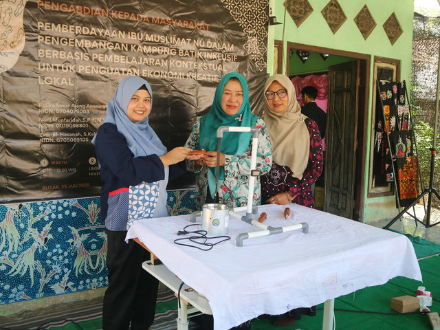 Tim Pengabdian kepada Masyarakat Universitas Negeri Malang bersama mitra Ibu Muslimat NU pada pelaksanaan program Pemberdayaan Ibu Muslimat NU dalam Pengembangan Kampung Batik Inklusif Berbasis Pembelajaran Kontekstual untuk Penguatan Ekonomi Kreatif Lokal di Lingkungan Selorejo, Kelurahan Nglegok, Kabupaten Blitar. Dok. Istimewa.