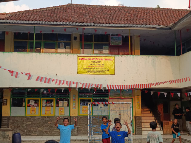 Gedung SDN 026 Bojongloa yang sempat diduga digembok oleh ahli waris dalam sengketa tanah, Kamis (6/8/2026). Foto: Abisatya/kumparan