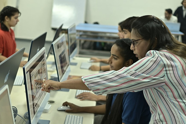 ilustrasi sudahkah kita memperlakukan kelas kita sebagai laboratorium untuk terus bertumbuh, ataukah kita masih menjadi pendengar pasif di tengah perubahan zaman yang begitu cepat?. unsplash/poddarcollegejpr
