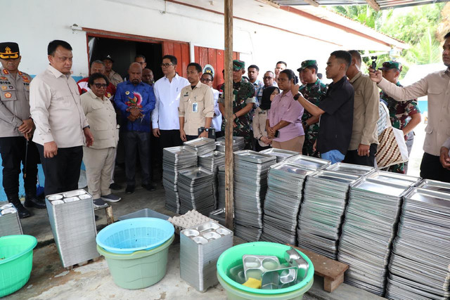 Wamendagri Ribka Haluk bersama Wakil Kepala BGN Trenggono tinjau langsung SPPG Depapre dan dorong evaluasi menyeluruh tata kelola Program MBG pascadugaan keracunan di Kabupaten Jayapura, Kamis (6/8/2026). Foto: Dok. Kemendagri