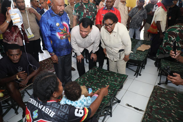 Wamendagri Ribka Haluk bersama Wakil Kepala BGN Trenggono turun langsung tinjau penanganan korban dan koordinasikan evaluasi dugaan keracunan Program MBG di Kabupaten Jayapura, Papua, Kamis (6/8/2026). Foto: Dok. Kemendagri