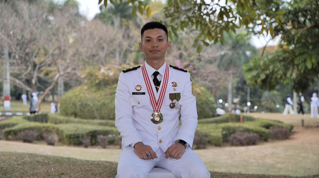 Muhammad Ramdhan, putra daerah yang sempat dua kali gagal seleksi, berhasil bangkit dan dinobatkan sebagai salah satu lulusan terbaik (peraih penghargaan Sapta Abdi Praja) IPDN Angkatan XXXIII Tahun 2026. Foto: Dok. Kemendagri