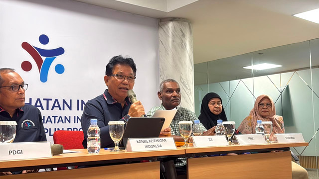 Pimpinan Konsil Kesehatan Indonesia (KKI) Muhammad Syahril dan jajaran bersama organisasi profesi kesehatan menggelar konpers soal dugaan komentar nirmakna tenaga medis terhadap pasien BPJS di media sosial, di Gedung KKI, Jakarta, Kamis (6/8/2026). Foto: Zahira Hilman/kumparan