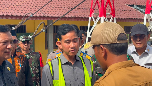 Wakil Presiden Gibran Rakabuming Raka meninjau Jembatan Gantung Kendawi di Gayo Lues, Aceh, Kamis (6/8/2026). Foto: Zamachsyari/kumparan