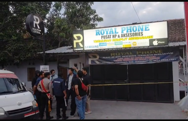 Garis polisi terpasang di depan konter hp di Ambarawa, Kabupaten Semarang yang diduga dirampok dan pemiliknya diculik. Foto: Dok. Istimewa