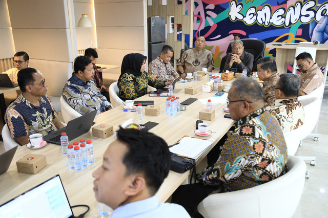 Wamensos Agus Jabo Priyono terima audiensi empat bupati dari Agam, Buton Selatan, Kutai Kartanegara, dan Buru yang siap bangun Sekolah Rakyat permanen di daerah masing-masing, Kamis (6/8/2026). Foto: Dok. Kemensos