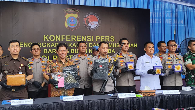 Polrestabes Medan melakukan konferensi pers pengungkapan kasus narkoba, Kamis (6/8/2026). Foto: Amar Marpaung/kumparan