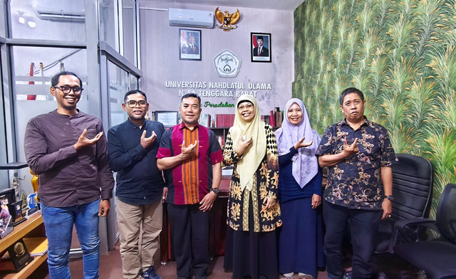 Kepala Dinas Kebudayaan Provinsi NTB Muhamad Ihwan, S.Sos., M.Si. (merah) bersama Rektor UNU NTB (Dr. Baiq Mulianah,M.Pd.I (tengah) bersama dengan Kepala Bidang Pemanfaatan dan Kerjasama (paling kanan) dan Pengurus Pusat Studi Kebudayaan UNU NTB (Photo: Galih Suryadmaja, 2026)