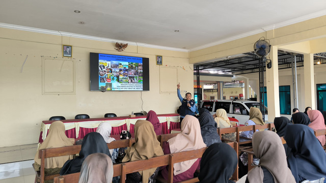Seminar PESONA bersama Profesor Bambang dengan warga Desa Tegalrejo, Senin (27/7/2026). Dok. Istimewa.
