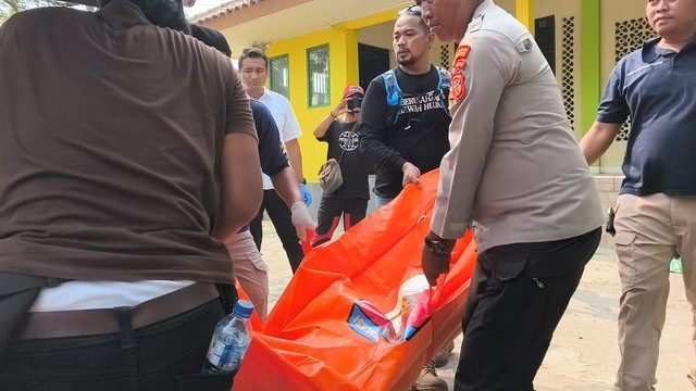 Polisi melakukan evakuasi korban pembacokan berinisial AS (65) yang merupakan marbot Masjid Jami Al-Muhajirin di Desa Cibodas, Kecamatan Bungursari, Kabupaten Purwakarta, Kamis (6/8/2026). Foto: Dok. Istimewa