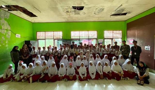 Mahasiswa KKN bersama siswa SDN Karangsari 01 dalam kegiatan Stop Bullying