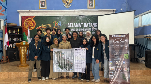 Proses penyerahan “Ngabab Maps” kepada perwakilan Perangkat Desa Ngabab
