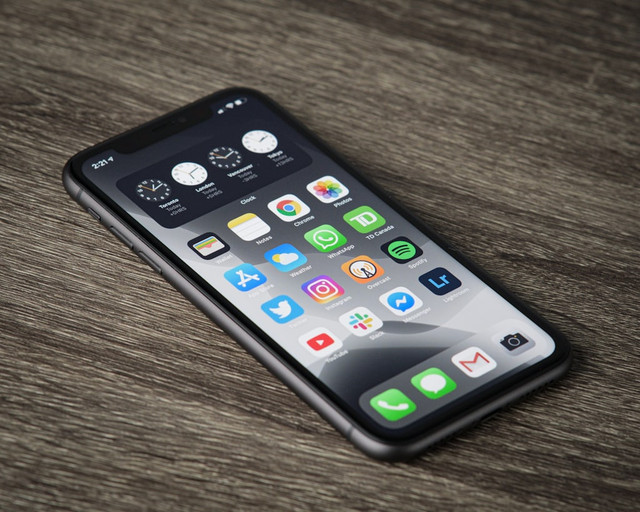 Ilustrasi iOS 27 Beta 5. Foto: Unsplash.com/Thom Bradley