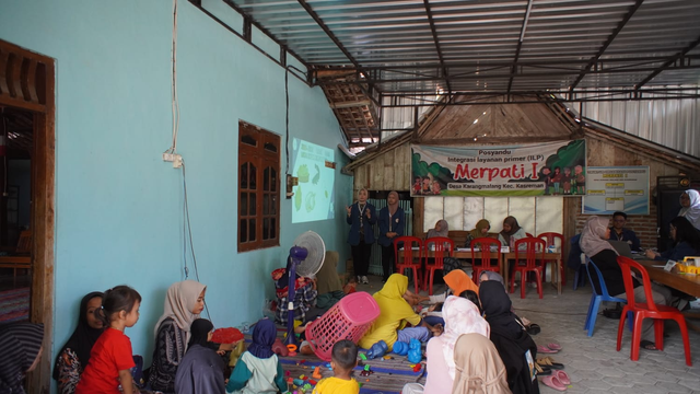 Tim BBK 8 Karangmalang menjelaskan terkait penyebab stunting ke masyarakat. Foto: Tim PDD BBK 8 Karangmalang
