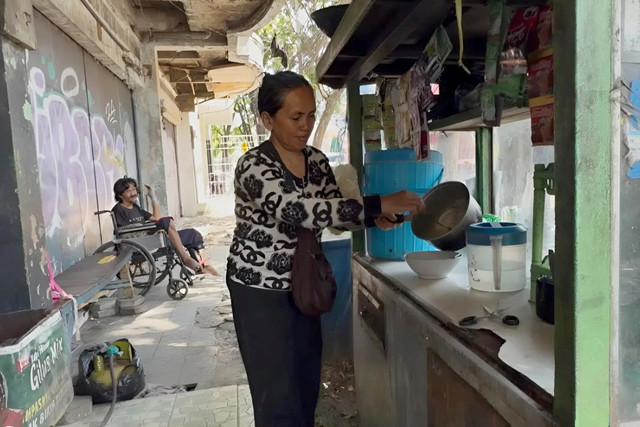 Oneng dan suami, mantan pengemis yang mendapat bantuan modal usaha dari Direktorat Rehabilitasi Sosial Tuna Sosial dan Korban Perdagangan Orang (TSKPO) Kemensos. Foto: Kemensos RI