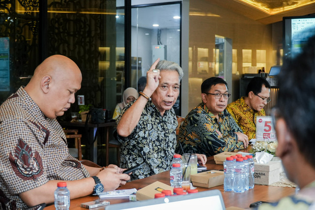 Wamensos Agus Jabo saat memimpin rapat pembentukan TP2SR di Kantor Kemensos, Kamis (6/8/2026). Foto: Kemensos RI