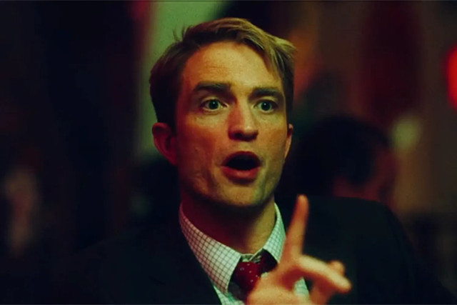 Robert Pattinson memerankan tokoh Chris Hansen, pembawa acara investigasi terkenal To Catch a Predator. foto: A24