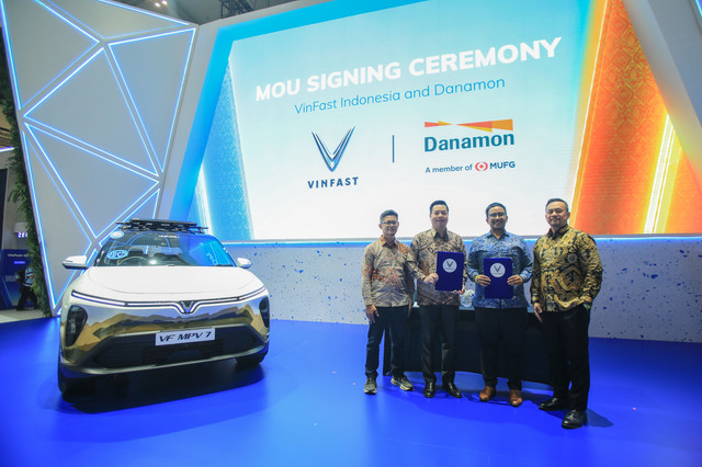 Momen penandatangan Perjanjian Kerja Sama Pembiayaan Diler antara PT VinFast Trading Indonesia dan PT Bank Danamon Indonesia Tbk di GIIAS 2026. Foto: Dok. VinFast