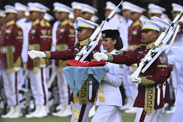 Anggota Paskibraka Aliah Sakira membawa bendera Merah Putih untuk diserahkan kepada Presiden Prabowo Subianto pada Upacara Penurunan Bendera Merah Putih dalam rangka HUT ke-80 Kemerdekaan RI di Istana Merdeka Jakarta, Minggu (17/8/2025). Foto: Hafidz Mubarak A/ANTARA FOTO