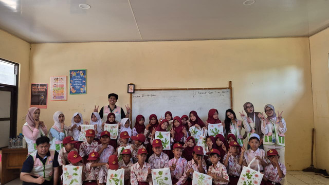 Foto bersama siswa SDN 2 Wanasalam (Sumber: Dokumentasi KKNT IPB 2026, Desa Wanasalam)