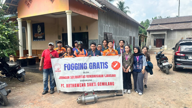 Sesi foto bersama mahasiswa PKM FEB UB dan JAUSAN