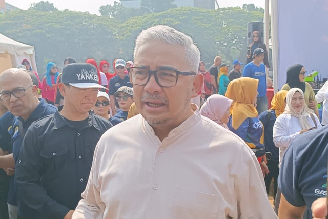 Wali Kota Bandung Muhammad Farhan memberikan keterangan terkait SDN 026 Bojongloa dan videotron usai giat di Lapangan Saparua, Kota Bandung, Jumat (7/8/2026). Foto: Abisatya Ramdhani/kumparan