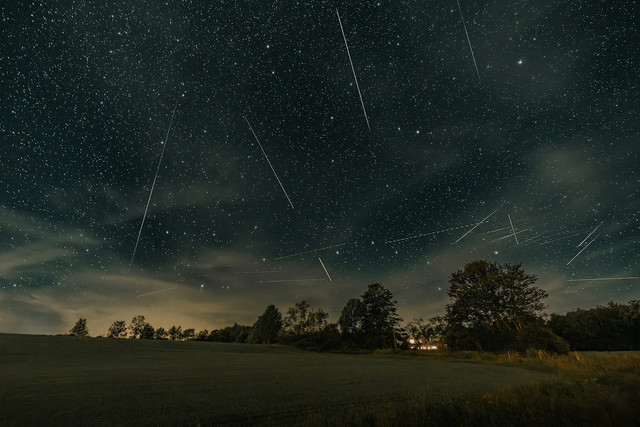 Ilustrasi puncak hujan meteor Perseid 2026. Foto: Unsplash.
