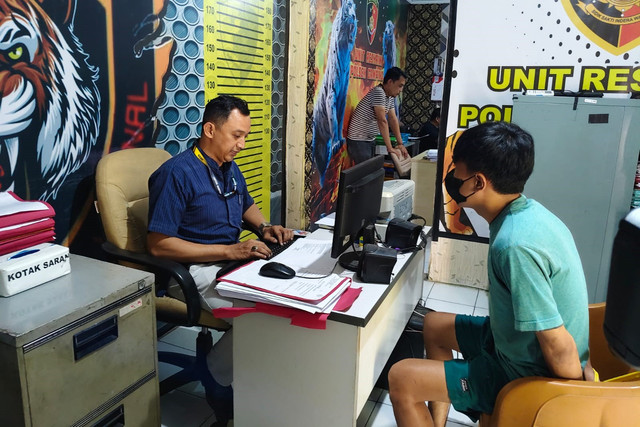Polisi mengamankan seorang pengemudi ojek online berinsial EAR yang menjambret kalung emas ibu-ibu di Sleman, Jumat (7/8/2026). Foto: Arfiansyah Panji Purnandaru/kumparan