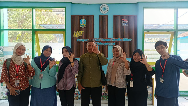 Dokumetasi anggota tim dengan lansia di panti UPT PSTW Blitar Asrama Tulungagung (Sumber: Dokumentasi Tim)