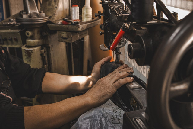 Ilustrasi membahas jawaban mengapa Anda tertarik melamar sebagai operator produksi sepatu. Foto: Pexels