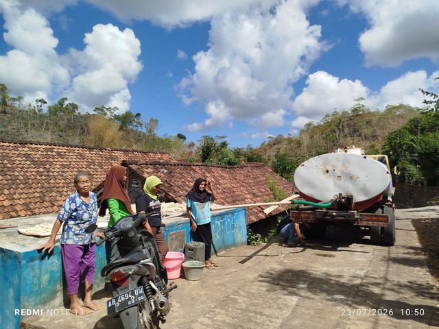 Kemarau menjadi permasalahan di wilayah Gunung Kidul, Yogyakarta, menipisnya air bersih dan beberapa sumber mengalami kekeringan berdampak pada ketersediaan air bersih bagi warga. Pada periode 23 hingga 30 Juli 2026 Dompet Dhuafa Yogyakarta melalui DMC telah mendistribusikan air bersih di 10 titik distribusi, yaitu Dusun Songwaluh dan Dusun Kendal, Kalurahan Melikan, Kapanewon Rongkop, Kabupaten Gunungkidul; Dusun Manukan dan Dusun Pelem, Kalurahan Jepitu, serta SD Joho, Kalurahan Songbanyu, Kapanewon Girisubo, Kabupaten Gunungkidul; Dusun Wunut, Dusun Petung (Gude 1), Dusun Klayu, dan Dusun Gude 2, Kalurahan Sumberwungu, Kapanewon Tepus, Kabupaten Gunungkidul; serta Dusun Siluk, Kalurahan Selopamioro, Kapanewon Imogiri, Kabupaten Bantul