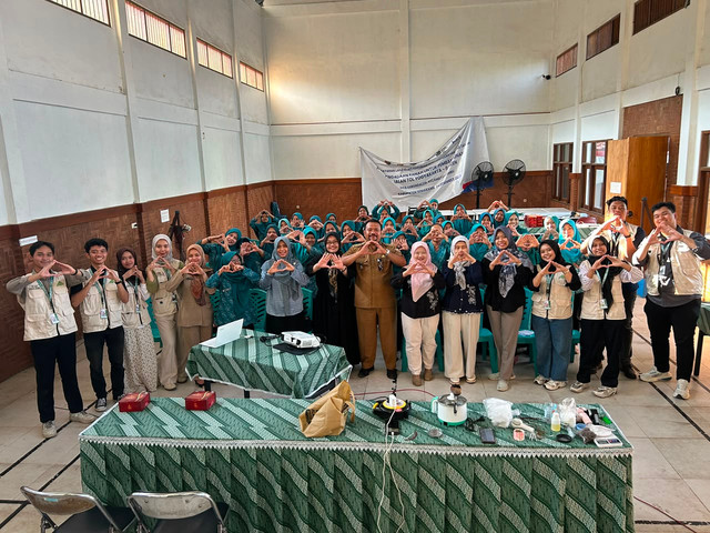 Kegiatan inovasi pemanfaatan potensi kopi menjadi lilin aromaterapi bagi masyarakat Desa Kebondalem, Kabupaten Semarang, melalui program KKN Tematik Universitas Negeri Semarang (UNNES) Tahun 2026 sebagai upaya meningkatkan nilai tambah komoditas lokal dan mengembangkan potensi ekonomi kreatif desa.