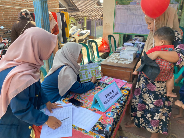 Mahasiswa KKN BBK 8 Universitas Airlangga (UNAIR) memberikan penyuluhan kesehatan kepada ibu balita menggunakan media lembar balik di Posyandu Anggrek, Dusun Blimbing, Desa Gading Wetan, Kabupaten Probolinggo pada Selasa (4/8/2026). (Foto: Istimewa).
