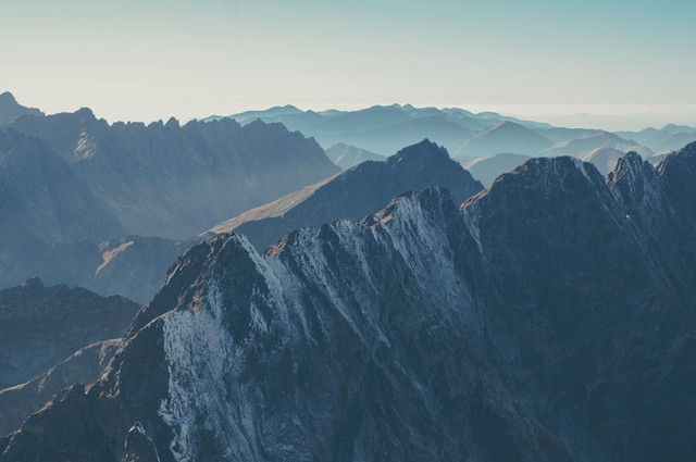 Ilustrasi Jalur Gunung Piramid. Unsplash.com/Michał Parzuchowski
