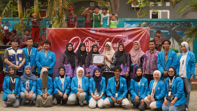 Mahasiswa KKN 310 Universitas Islam Negeri (UIN) Syarif Hidayatullah Jakarta berfoto bersama guru dan siswa SDN Daon 2 pada Kamis, 6 Agustus 2026. (Sumber foto: Dokumentasi pribadi).