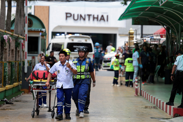 Petugas darurat tiba usai penembakan di Sekolah Debsirin Nonthaburi, distrik Bang Kruai, Provinsi Nonthaburi, Thailand, Jumat (7/8/2026). Foto: Chalinee Thirasupa/REUTERS