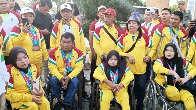 Sejumlah atlet PON Provinsi Riau menggelar unjuk rasa pencairan bonus, Jumat (7/8/2026). Foto: Dok. Istimewa