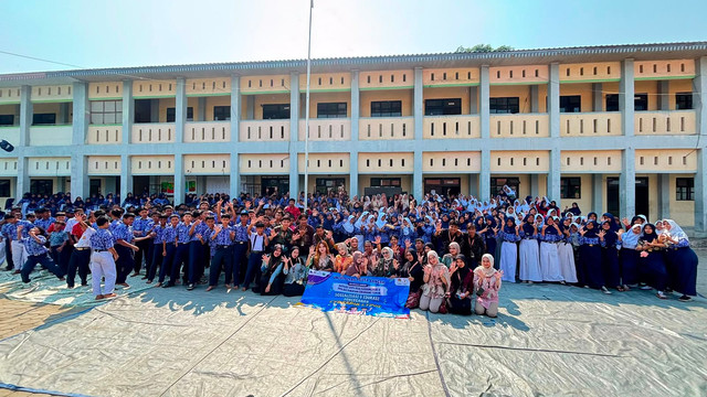 Foto bersama seluruh siswa, guru, dan mahasiswa KKN. Dok. Ist