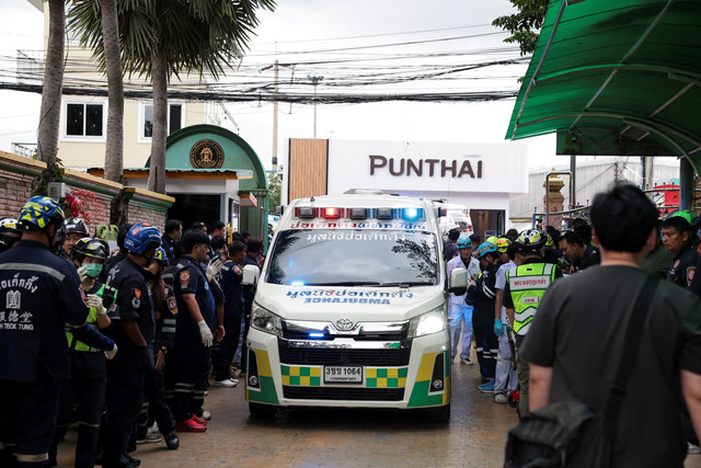 Petugas darurat tiba usai penembakan di Sekolah Debsirin Nonthaburi, distrik Bang Kruai, Provinsi Nonthaburi, Thailand, Jumat (7/8/2026). Foto: Chalinee Thirasupa/REUTERS